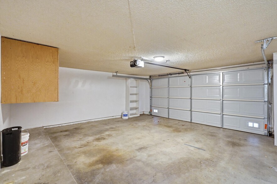 Building Photo - 9000 Vanalden Ave