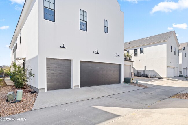 Building Photo - 1013 Camellia Blvd