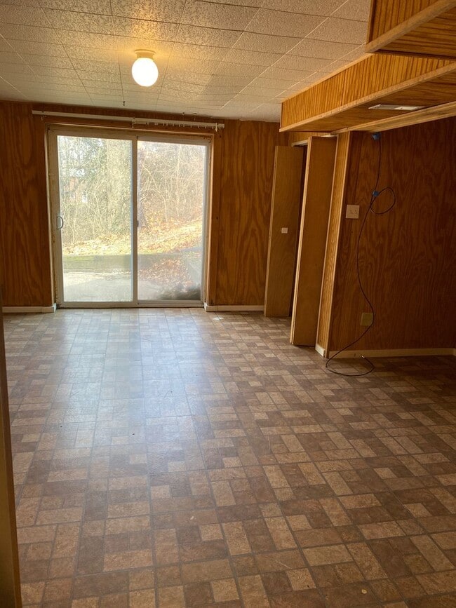 Building Photo - 4 Bedroom House in Alton