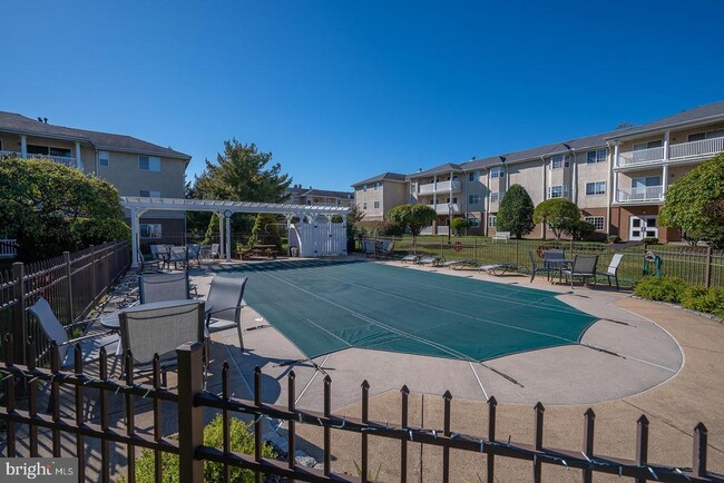 Building Photo - 335 Paoli Pointe Dr