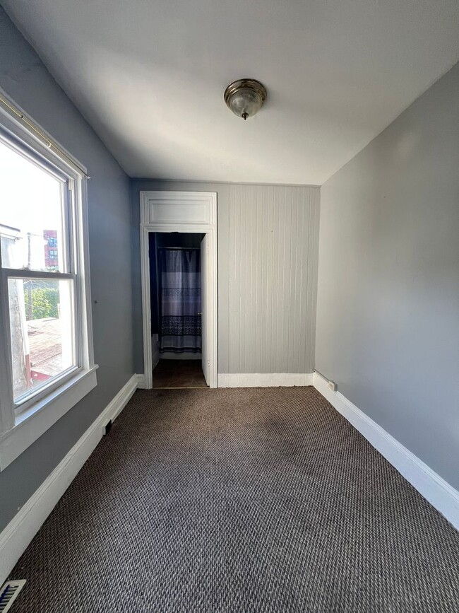 Building Photo - 3 Bedroom 1 Bath Available for Rent