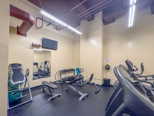 Building Photo - 2 Bed 1 Bath Condo available in Downtown N...