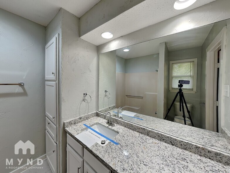 Building Photo - 6518 Oak Forest Ct