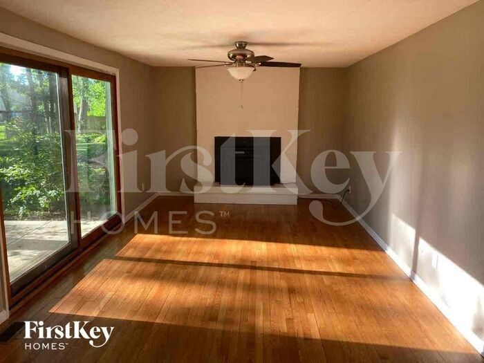 Building Photo - 815 Mcdonell Dr