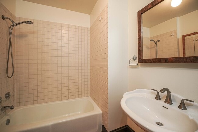 Building Photo - 2 Bedroom 1.5 Bath Farm House