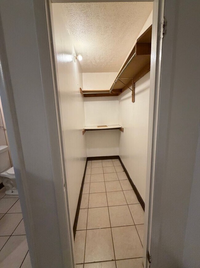 Building Photo - 1107 Langtry St