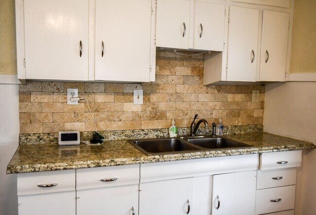 Building Photo - 1-Bedroom Home with Office & Easy Access t...