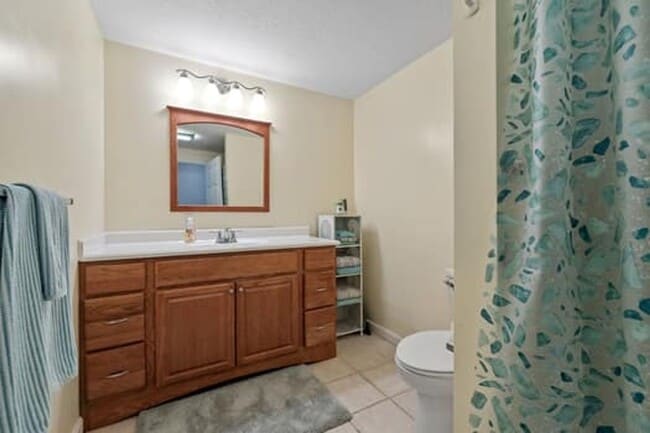 Building Photo - Spacious & Comfortable 4 Bedroom House - C...