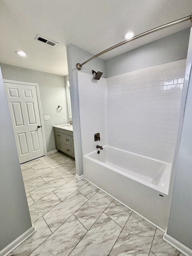 Building Photo - 104 Ida Marie Dr