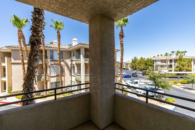Building Photo - Beautiful 2nd floor condo