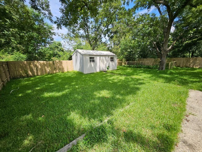 Building Photo - 403 S Texas St