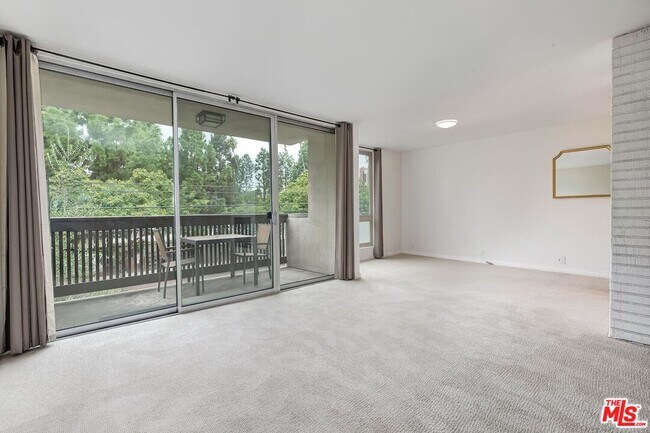 Building Photo - 809 S Bundy Dr
