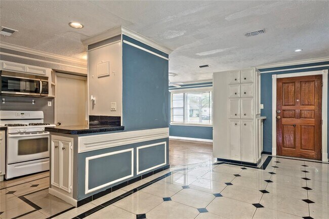 Building Photo - 4810 Saxon St
