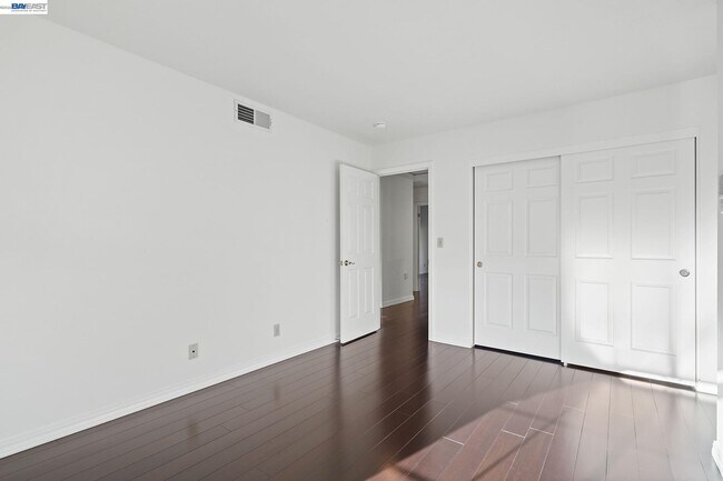 Building Photo - 493 S Clovercrest Ln