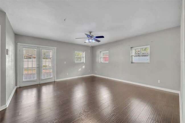 Building Photo - 1811 Park Lake St