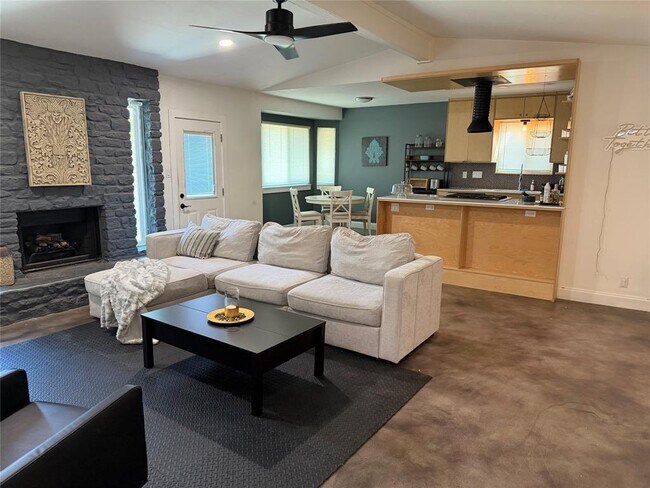 Building Photo - 1900 Dauphine Cove