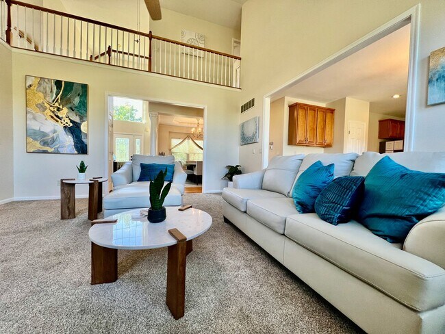 Building Photo - Large executive home in pool community Mas...