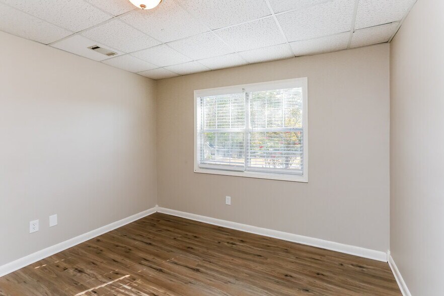 Building Photo - 816 Ruswood Rd