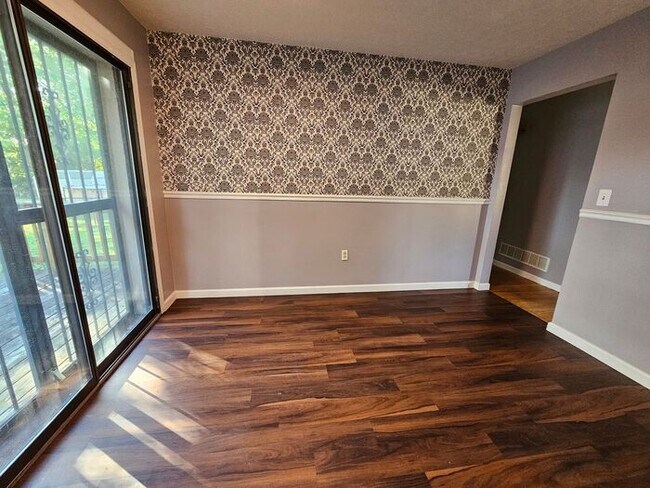 Building Photo - Spacious 3 Bedroom, 1.5 Bath House with Detached Garage