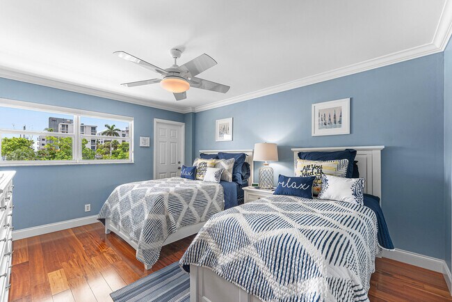 Building Photo - 1160 Hillsboro Mile