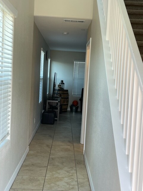 Front entry hallway - 365 Rosefinch St