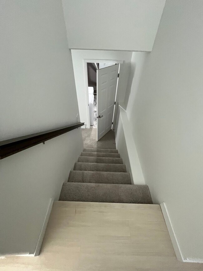 Building Photo - 3 Bed 3 Bath Townhome