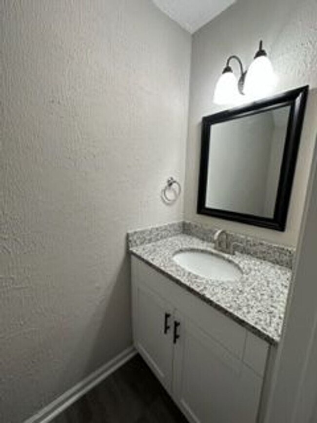 Building Photo - 2 Bedroom Town home in the heart of Virginia Beach