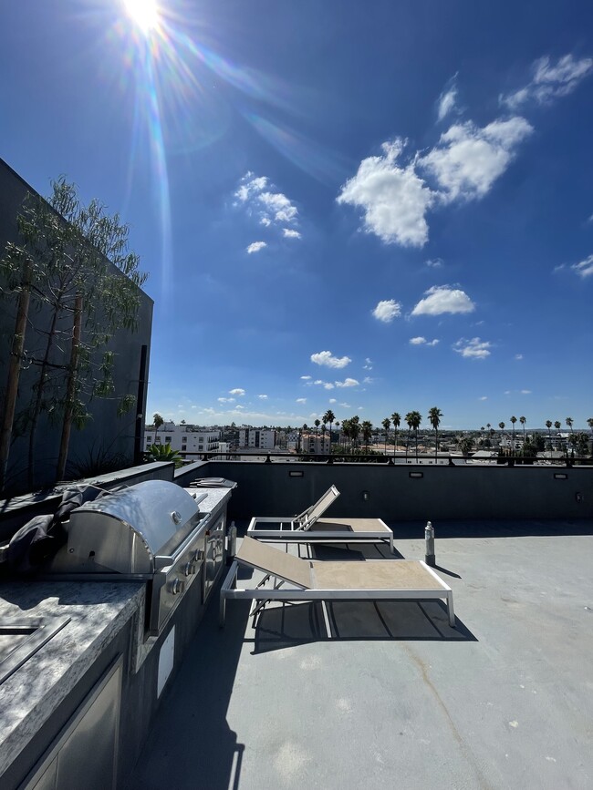 Building Photo - 846 S Mariposa Ave