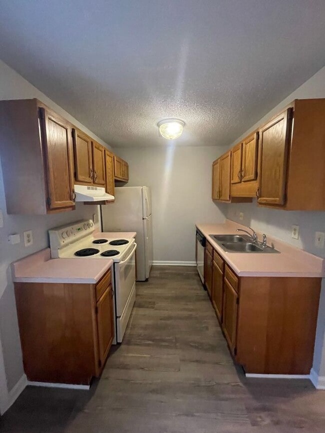 Building Photo - Charming 2-Bed, 2-Bath Townhouse in NW Kno...