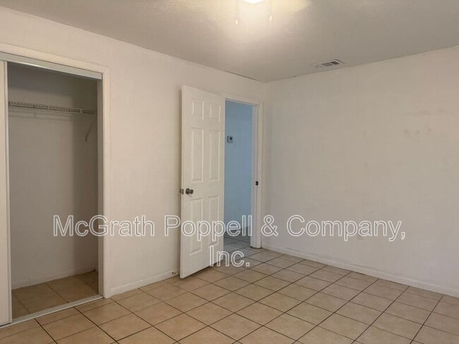 Building Photo - 3828 Lakeshore Dr