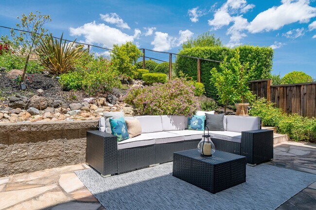 Building Photo - Tassajara Cottages Danville Home - Super Convenient Location