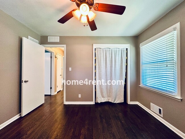 Building Photo - Beautiful Hardwoods w Fenced-in Yard!