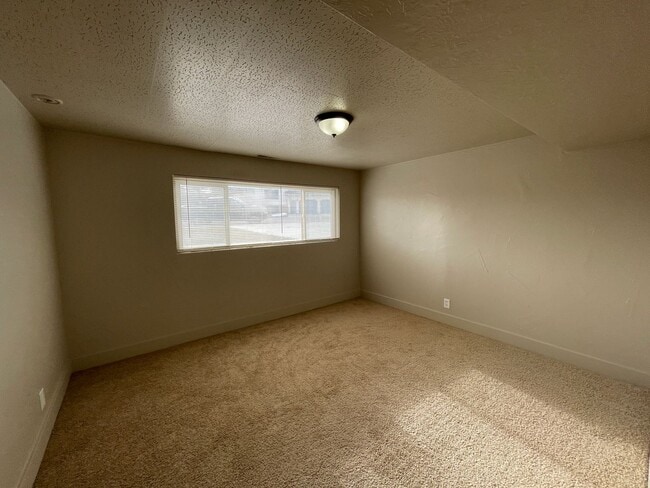 Building Photo - Spacious 6-Bedroom Magna Home with Fenced Yard