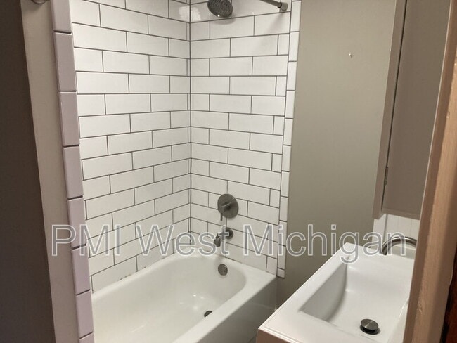 Building Photo - 1436 Matilda St NE