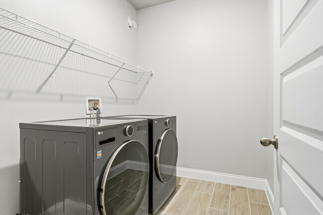 Building Photo - 8558 Dahlia Cir