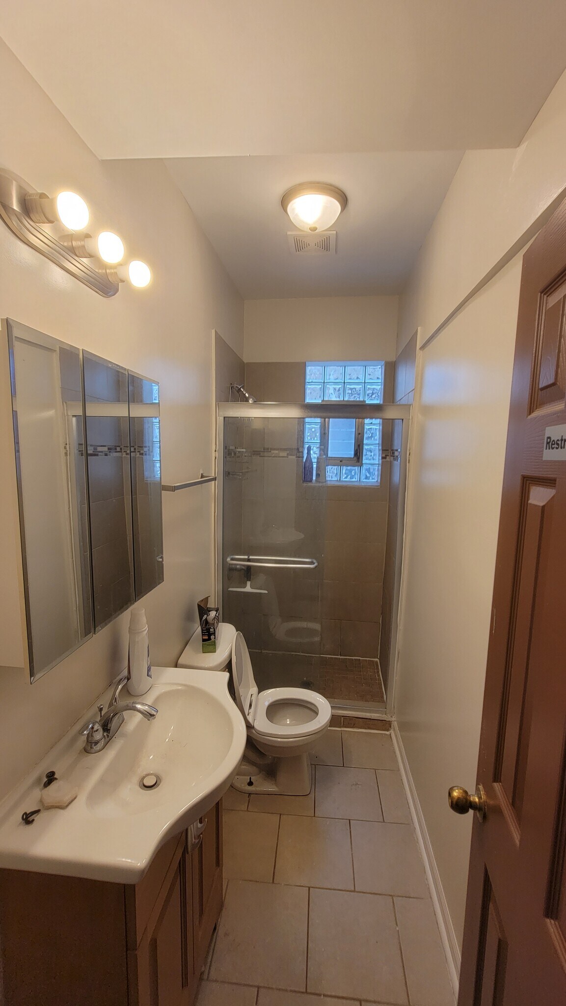 Bathroom - 6437 N Glenwood Ave