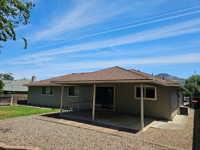 Building Photo - 1823 Valley View Dr