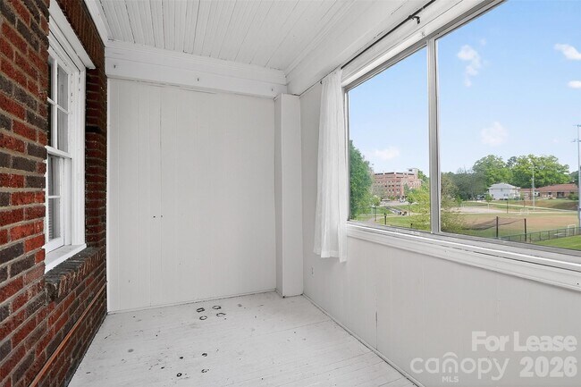 Building Photo - 1418 Park Dr