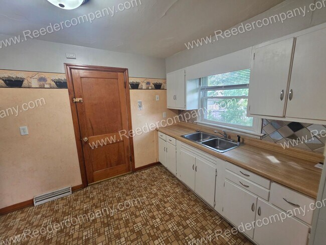 Building Photo - Spacious 2 bedroom 1 bathroom house
