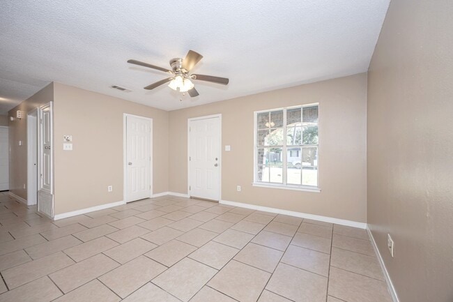 Building Photo - 3 Bedroom 1.5 Bath Home in Gautier!