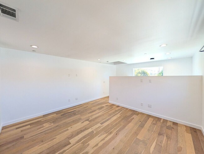 Building Photo - 4260 Laurel Canyon Blvd