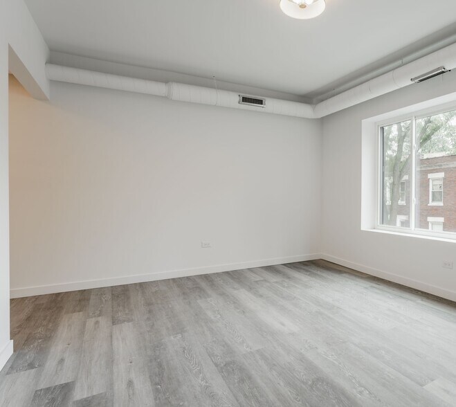 Building Photo - 1710 W Glenlake Ave