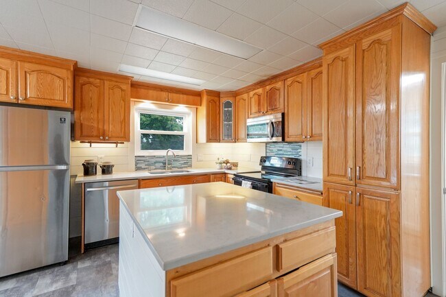 Building Photo - Beautifully Renovated 4-Bedroom Farmhouse on Large Corner Lot in the Heart of Sublimity - Water/S...