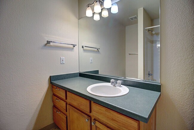 Building Photo - Charming 3 Bed 2 Bath Willow Run Home - Available August 10!