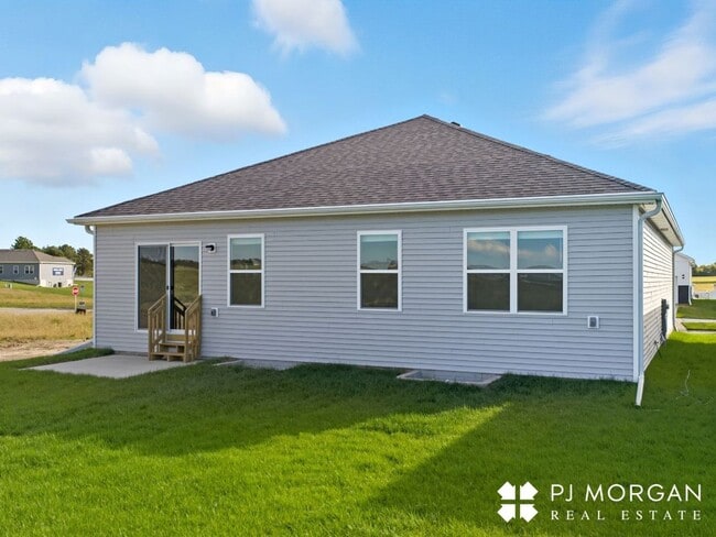 Building Photo - Spacious, Stylish, and Ready for You!