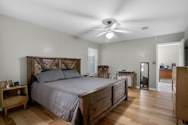 Building Photo - Featuring 3 spacious bedrooms and 2 full bathrooms, this residence blends comfort, style, and con...