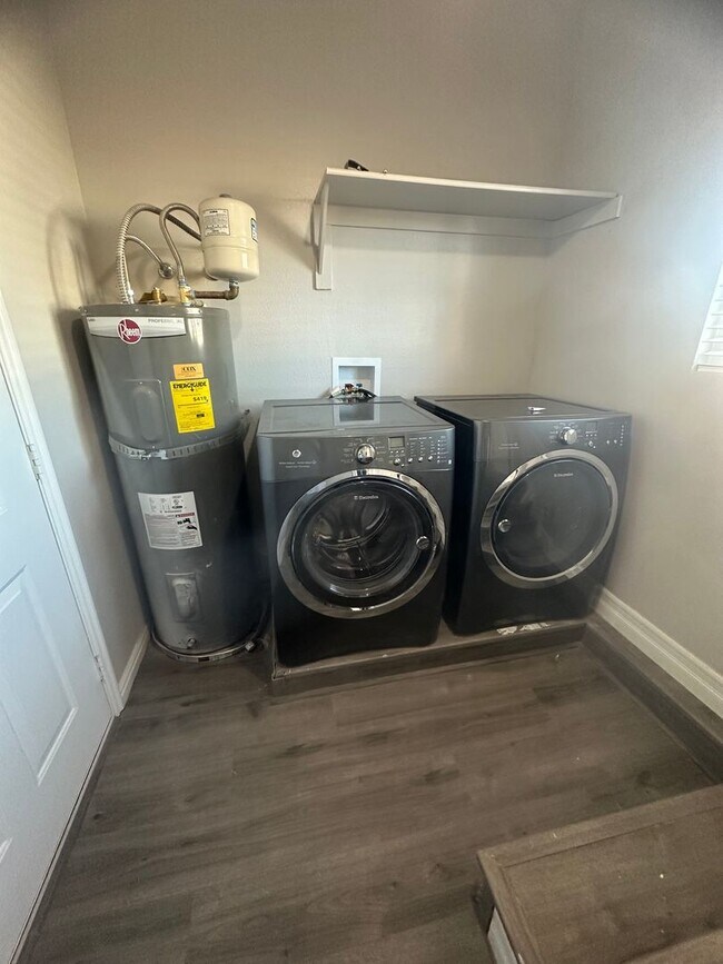 Building Photo - Quiet neighborhood, 3 bedroom, 2 bath home, huge front patio/deck, RV parking!