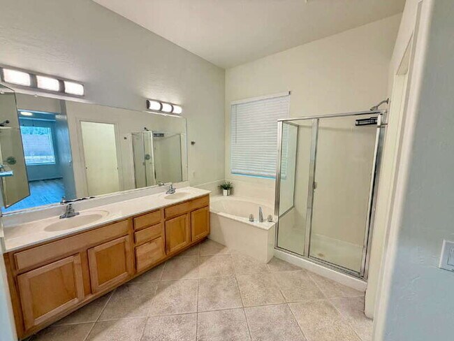 Building Photo - 885 W Aloe Pl
