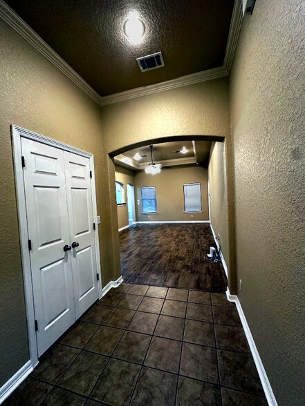 Building Photo - 3052 Pine Valley Dr