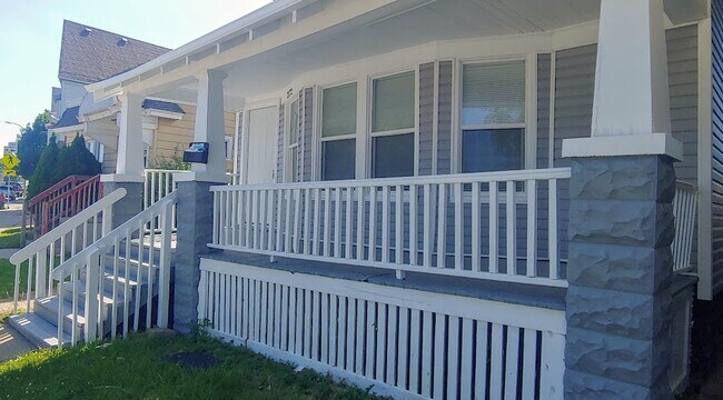 Primary Photo - 2172 W Forest Home Ave